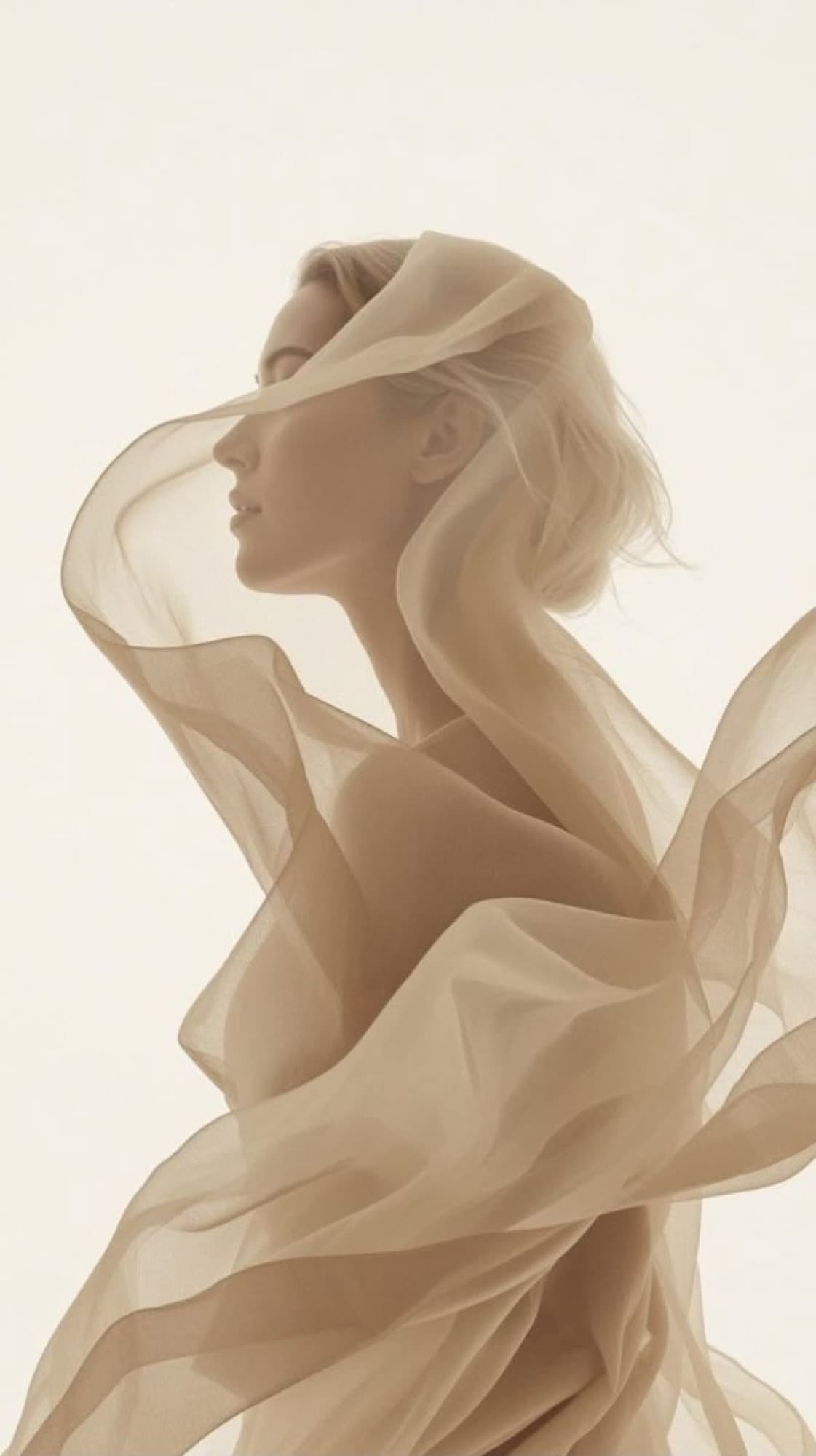 Perfil de uma mulher envolvida por um véu transparente em movimento.